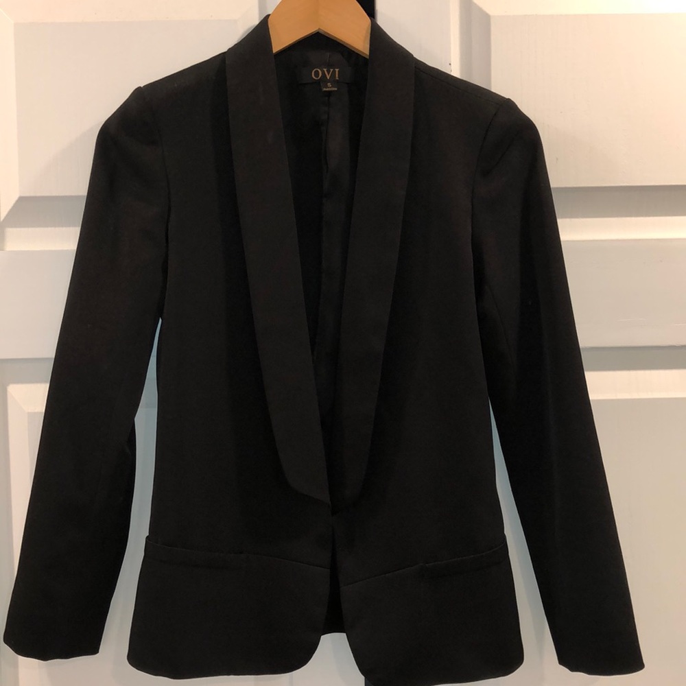 Black tuxedo style blazer.  Open front.